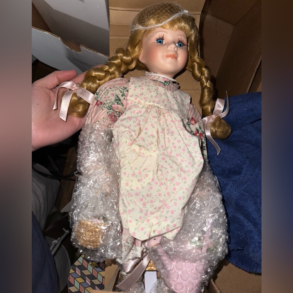 AVON Sarah Rose Delightful Gardner Porcelain Doll Special Memories Series NEW